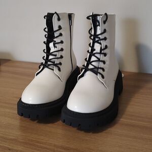 Aeropostale White Combat Boots Women's Size 7 B&W Faux Leather Shoes